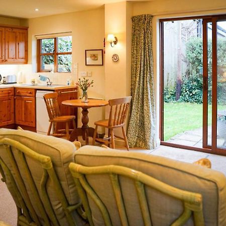 Honeysuckle Cottage North Mundham Exteriör bild